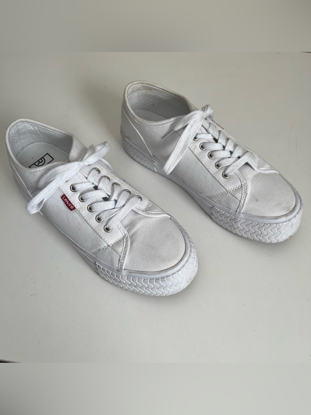 Levis Women’s Low Top White Canvas Sneakers Lace Up Size 10-RUNS LARGE like 11w